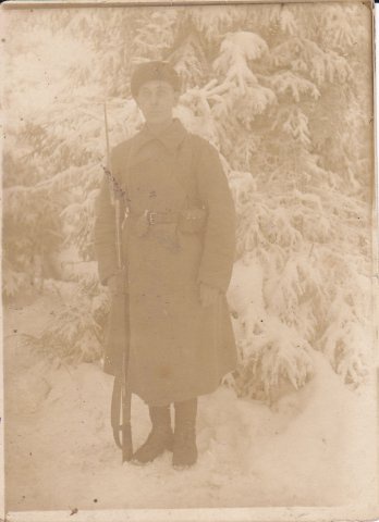 Блокада, 1942 год, г. Сестрорецк. Петр Александрович Липин, электромеханик 283-го ОПАБа. Фотография из архива пользователя Кут-ов Алексей.
