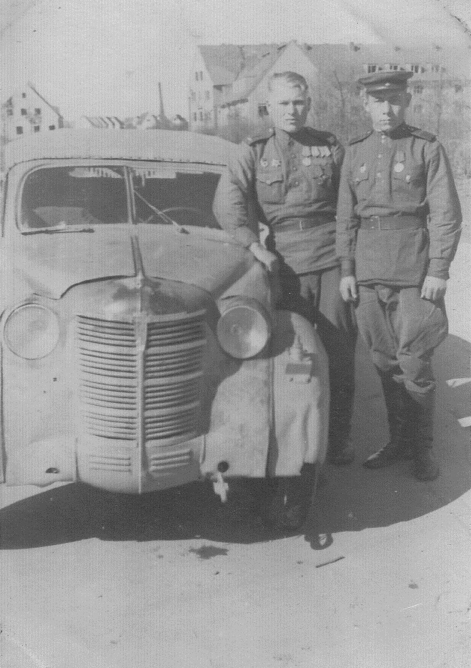 Василий Осипович Козлов, апрель 1946, г. Кенигсберг. Надпись на обороте: «Апрель 1946 г. Кенигсберг». Кенигсберг с 4 июля 1946 года - Калининград. Фотография из архива пользователя Антона.