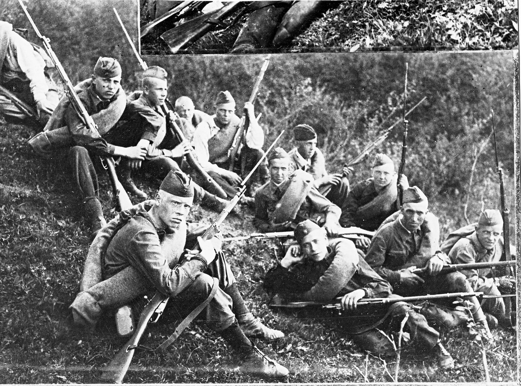 Мальчишеский отряд ПВО, 19 августа 1942, Московская обл., г. Загорск. Снимок сделан рядом с железнодорожной станицей Загорск. Город Загорск ныне – Сергиев Посад.&nbsp;Фотография из архива пользователя Максима.