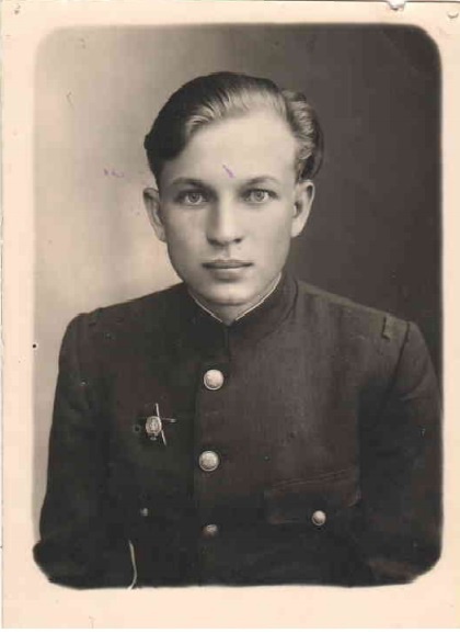 Григорий Афанасьевич Рябков, 1943 год. Фотография из архива пользователя Ольги.Выставка «Два советских ордена» с этой фотографией.