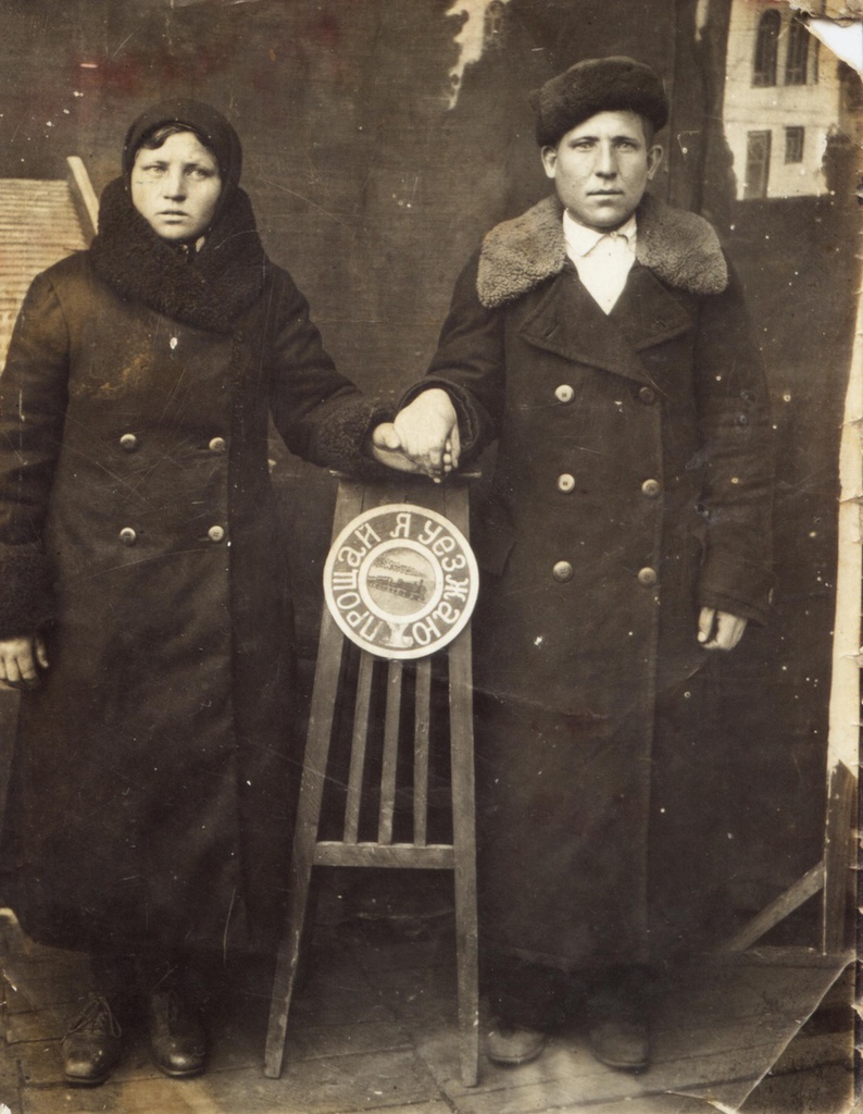 Фото перед отправкой на фронт, 7 октября 1941, г. Тамбов. Фотография Василия (23 года) с сестрой Анной (17 лет). Фотография из архива пользователя Алексея.Выставка «Я уезжаю. Прощай» с этой фотографией.