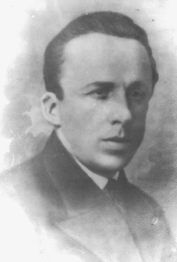 Василий Филиппович Никонов, 2 февраля 1941, г. Москва. Сержант 355 стрелковой дивизии 39 армии, воевал под Ржевом с декабря 1941 года. Пропал без вести в январе 1942 года. Фотография из архива Андрея Георгиевича Кобылянского.