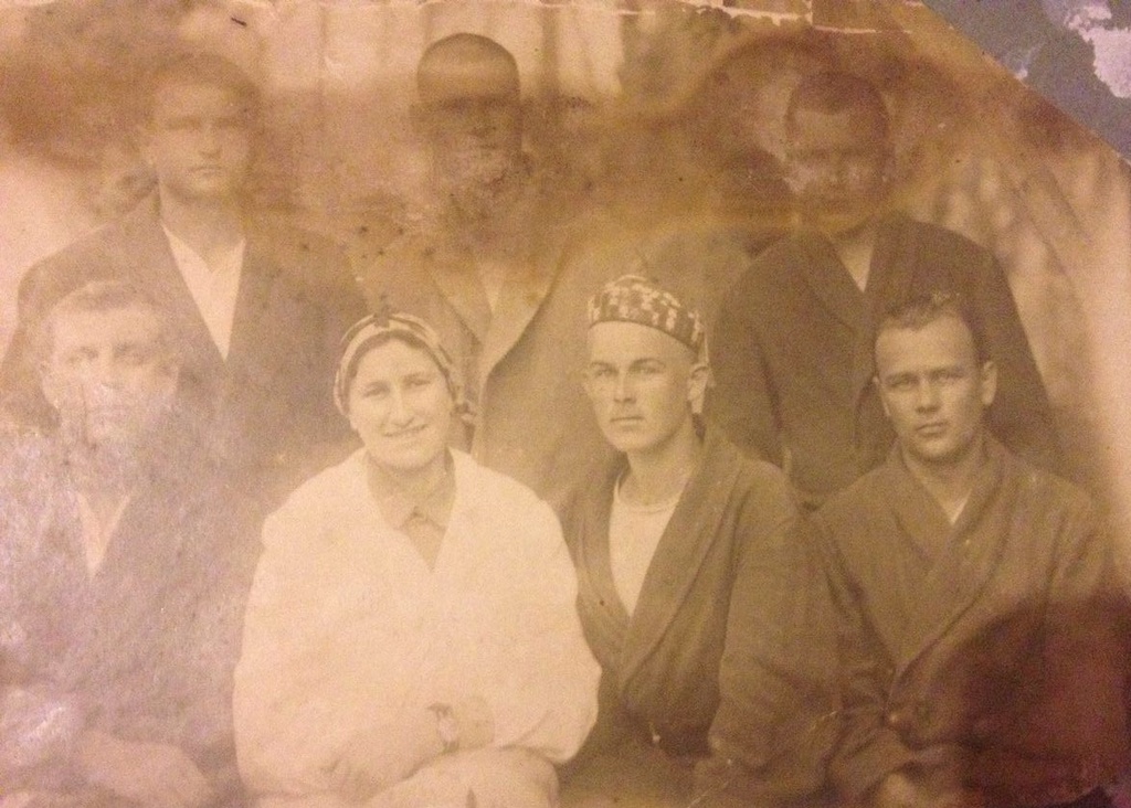 Раненые солдаты на излечении в госпитале № 4108, 1941 год. Один из них – мой дед Макар Николаевич Зеленский. Фотография из архива пользователя Анны.