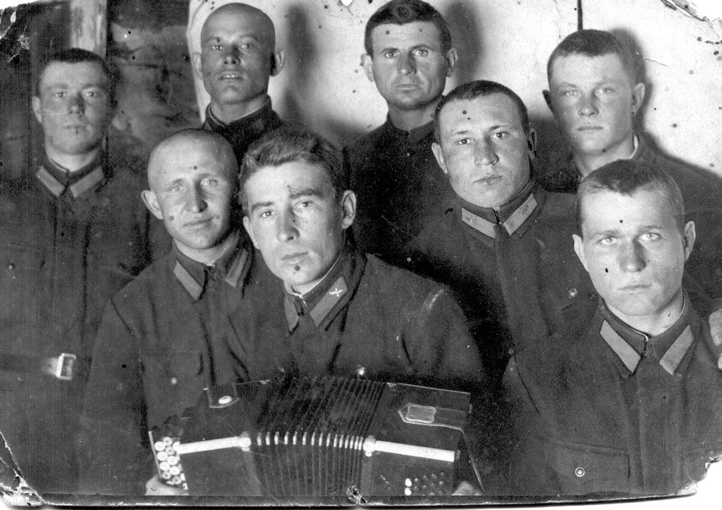 Без названия, 1941 - 1942, г. Челябинск. С гармошкой Владимир Васильевич Волошин. Фотография из архива пользователя Олега.