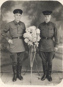 Пограничники, 9 июня 1941, Белорусская ССР, дер. Щучино. Брат моей тещи Николай Гончаров. Погиб в первые дни войны.&nbsp;Надпись на обороте: «На долгую и добрую память».&nbsp;Фотография из архива пользователя Анатолия Докучаева.