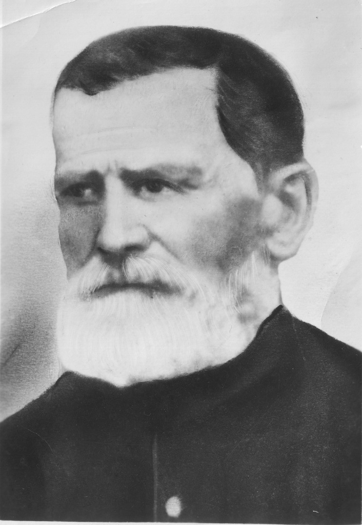 Дед Прокоп, 3 марта 1939 - 3 июня 1940, Красноярский край, Ачинский р-н, с. Преображенка. В селе известная личность. Когда в Советское время давали в Сибири землю, где-то в 1921–1926 годах, он собрал людей, 14 подвод, и они 4 или 5 месяцев шли в Сибирские земли. И остановились около Ачинска, в селе Преображенка. В этих краях, говорят, есть Прокопова гора, в его честь. Фотография из газеты как передовика производства.&nbsp;Фотография из архива Игоря Ивановича Дручинина.