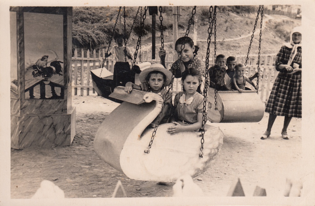 Карусель, 1950 - 1960. Выставка «Сто лет на карусели» с этой фотографией.