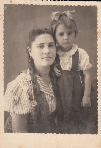 Елена Михайловна Клашевич (Кулаксызова) с племянницей Катей, 1946 - 1956
