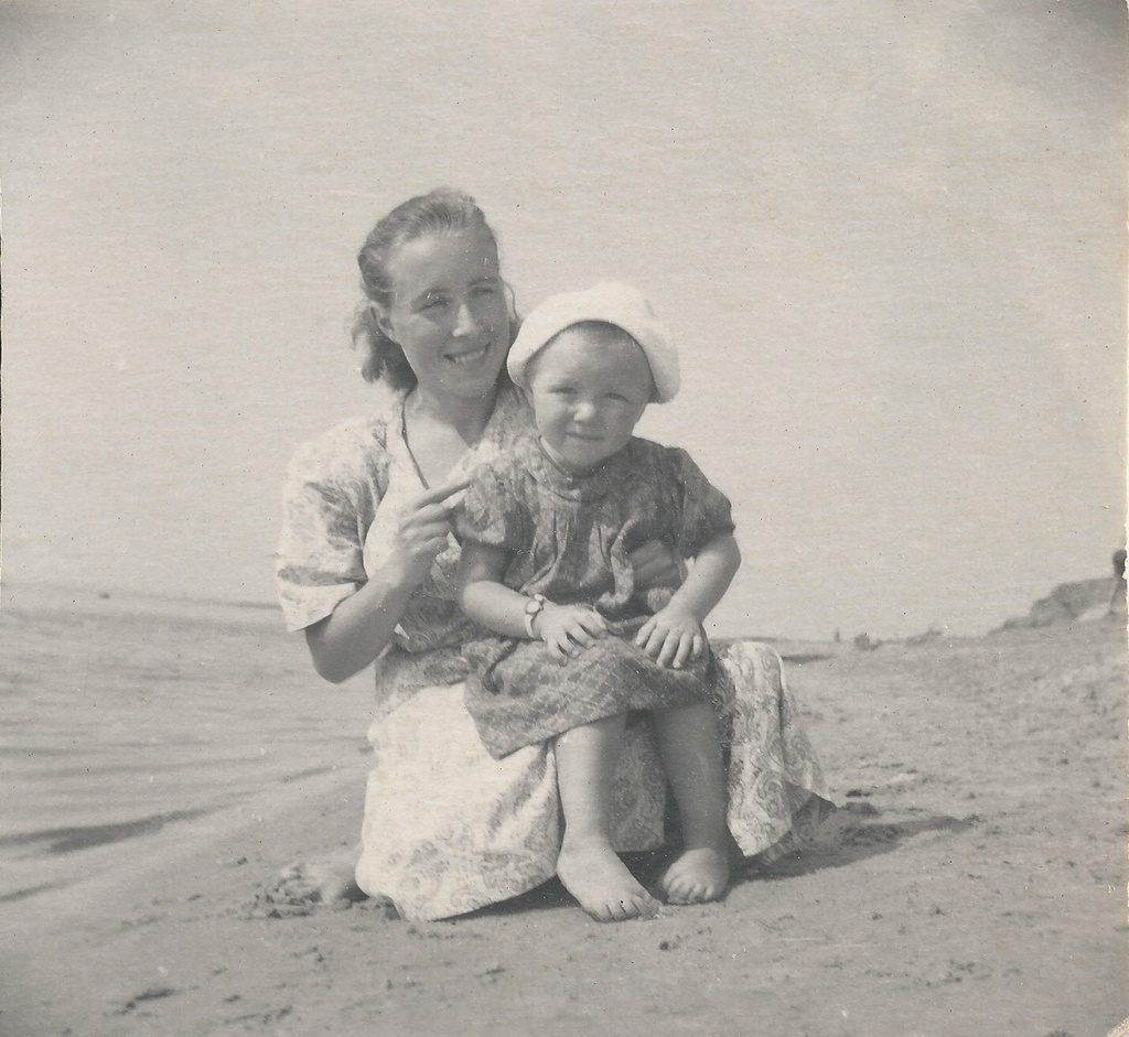 Мать и дочь, 1 - 30 августа 1953, Московская обл., пос. Белоомут. Выставка «Будни 1953 года» с этой фотографией.