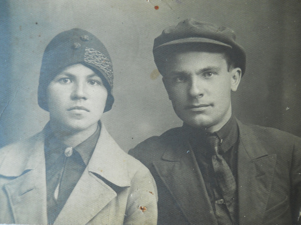 Анастасия Ивановна и Александр Иванович Остановко, 1930 - 1932. «Это мои дед и бабушка молодые, 27 и 25 лет. На этом фото дед похож на Маяковского, мне так кажется». Снимок сделан в Москве или в Ленинграде. Фотография из архива Тамары Санаевой.&nbsp;