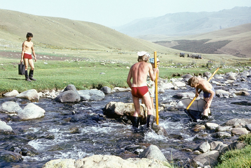 Ловля рыбы на реке Балыкты, 14 августа 1975, Средняя Азия. Молодые рабочие геологической партии ловят рыбу в горной речке.Выставка «Август. Сладкая привычка к лету» с этой фотографией.