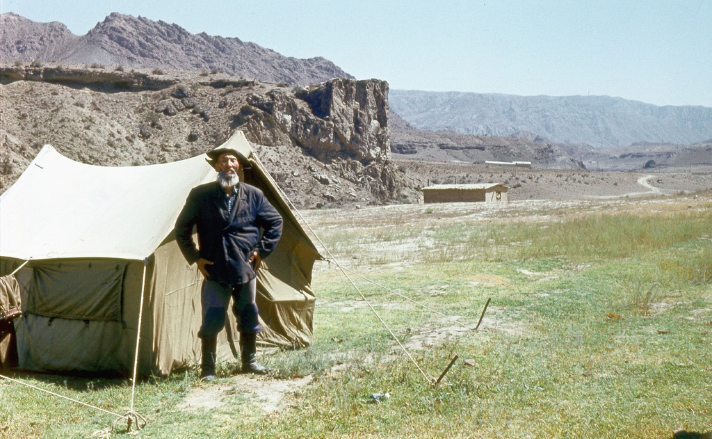 Местный житель в гостях у геологов, 22 - 24 августа 1975, Средняя Азия. У реки Карасу.Выставка «В краю плывущих низко облаков» с этой фотографией.