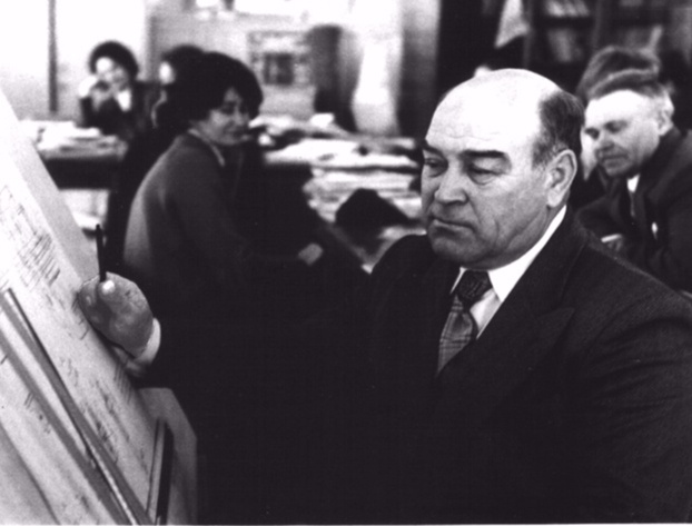 Инженер-конструктор Иван Николаевич Шутов, 29 мая 1981, Челябинская обл., г. Троицк. Иван Николаевич Шутов родился в 1926 году, работал инженером-конструктором на «Электромеханическом» заводе.&nbsp;Фотография из архива Алексея Муртазина.