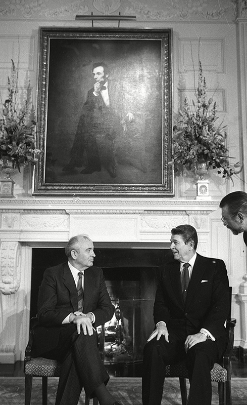 Президент США Рональд Рейган и генеральный секретарь ЦК КПСС Михаил Горбачев, 1987 год, США, г. Вашингтон. Выставка «Конфронтация сменилась переговорами», видео «Горбачев. Взгляд с той стороны» с этой фотографией.