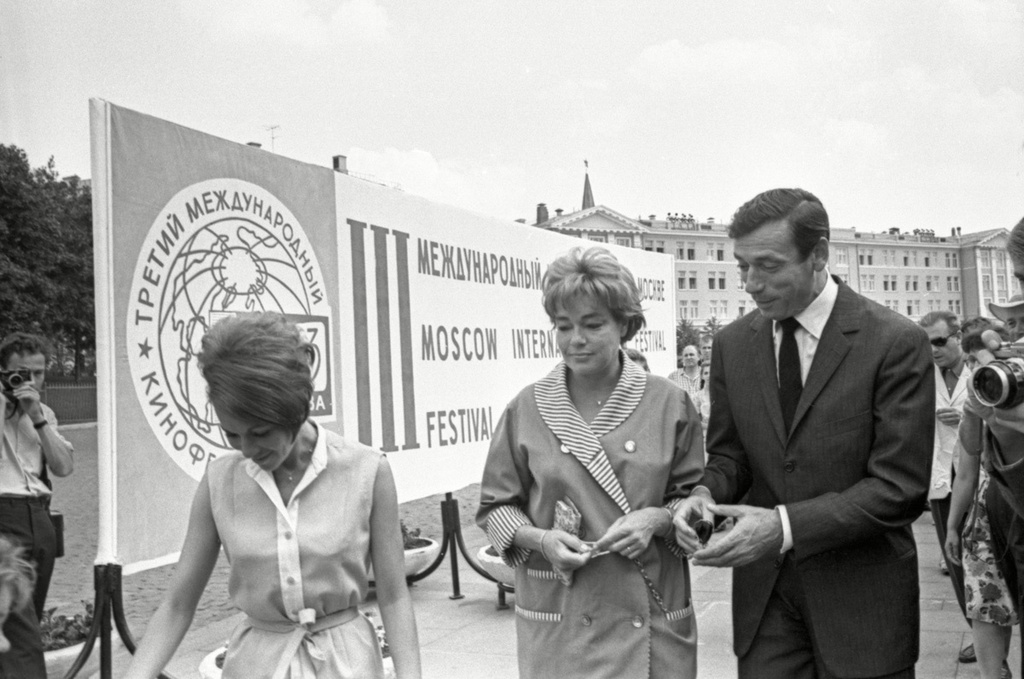 Французские актеры Ив Монтан, Франсуаза Арнуль и Симона Синьоре в Москве, 7 - 21 июля 1963, г. Москва