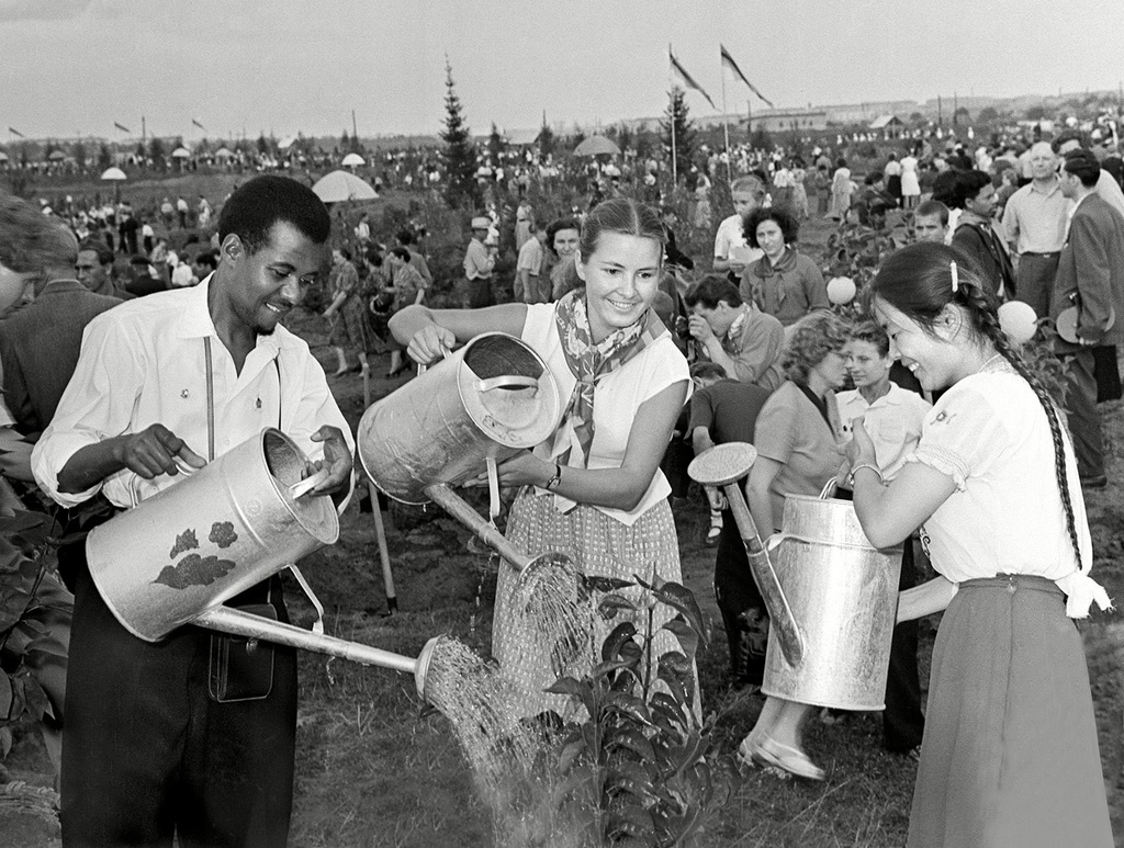 Делегаты Всемирного фестиваля молодежи и студентов сажают «Сад Дружбы», 28 июля 1957 - 11 августа 1957, г. Москва. Выставка «СССР в 1957 году» с этой фотографией.