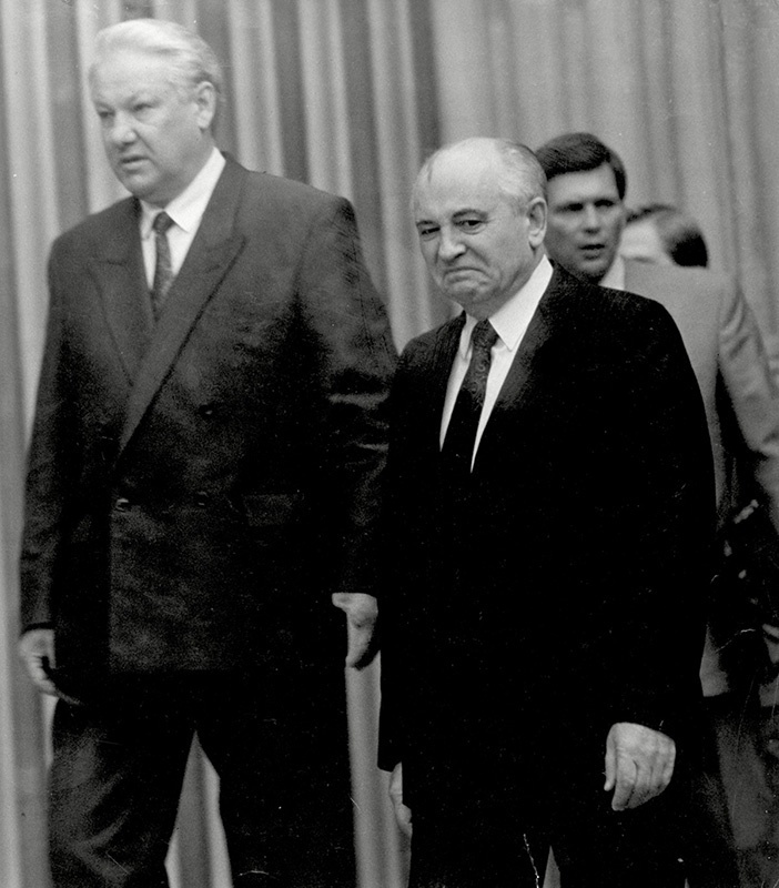 Борис Ельцин и Михаил Горбачев, 1989 год, г. Москва. Выставка «Конфронтация сменилась переговорами», видео «Говорит Ельцин» с этой фотографией.