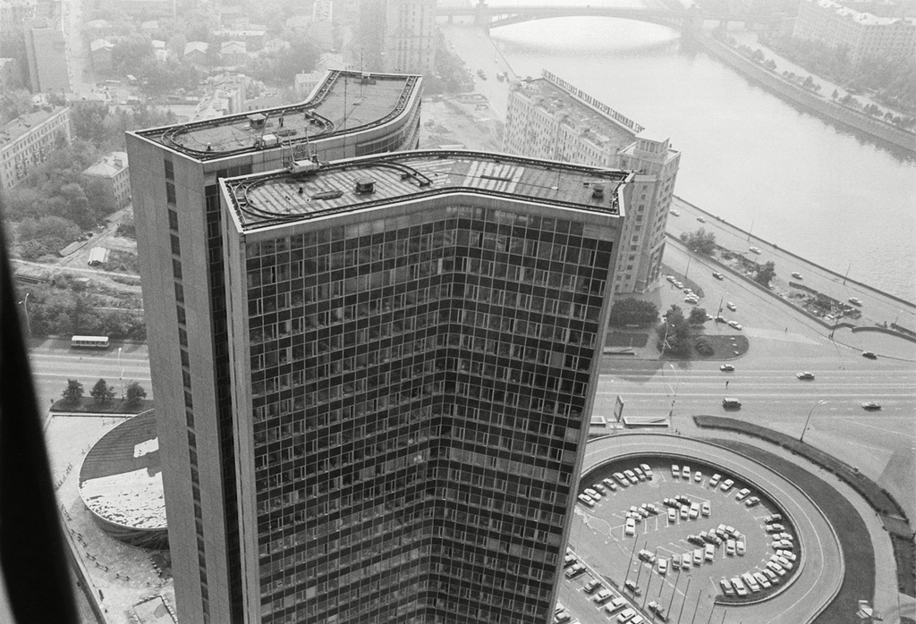 У здания СЭВ, 1970-е, г. Москва. Ныне Новый Арбат.&nbsp;Выставка «Жизнь на Новом Арбате» с этой фотографией.&nbsp;