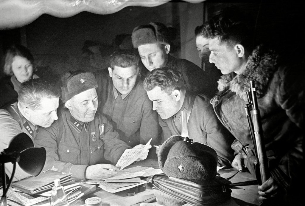 Фото бойцы пишут письма с фронта
