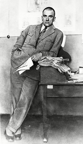 Поэт Владимир Маяковский в редакции журнала «Красная нива», 1924 год, г. Москва