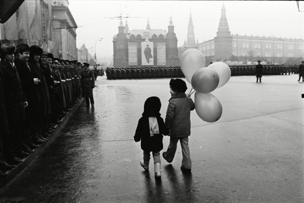 Торжества на Красной площади в Москве в честь очередной годовщины Великой Октябрьской социалистической революции, 1970-е, г. Москва. Выставка «Москва праздничная» с этой фотографией.