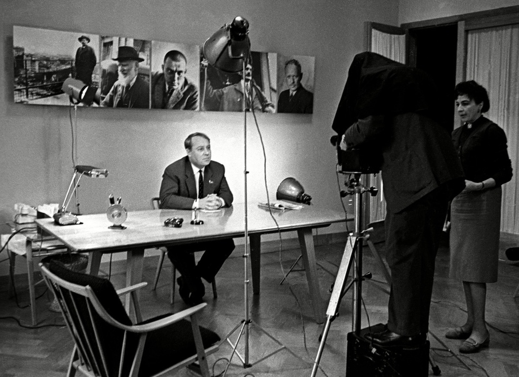 Главный редактор газеты «Известия» Алексей Аджубей, 1962 год, г. Москва. Слева на стене висит фотография Николая Петрова «Максим Горький на балконе "Известий"».&nbsp;