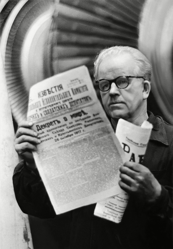 Рабочий читает первый выпуск «Известий», 1967 год. Выставка «Люди в объективе Александра Стешанова» с этой фотографией.