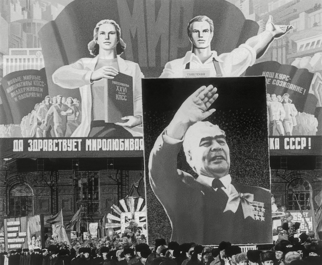 Транспарант с портретом Леонида Брежнева на ноябрьской демонстрации, 7 ноября 1982, г. Москва