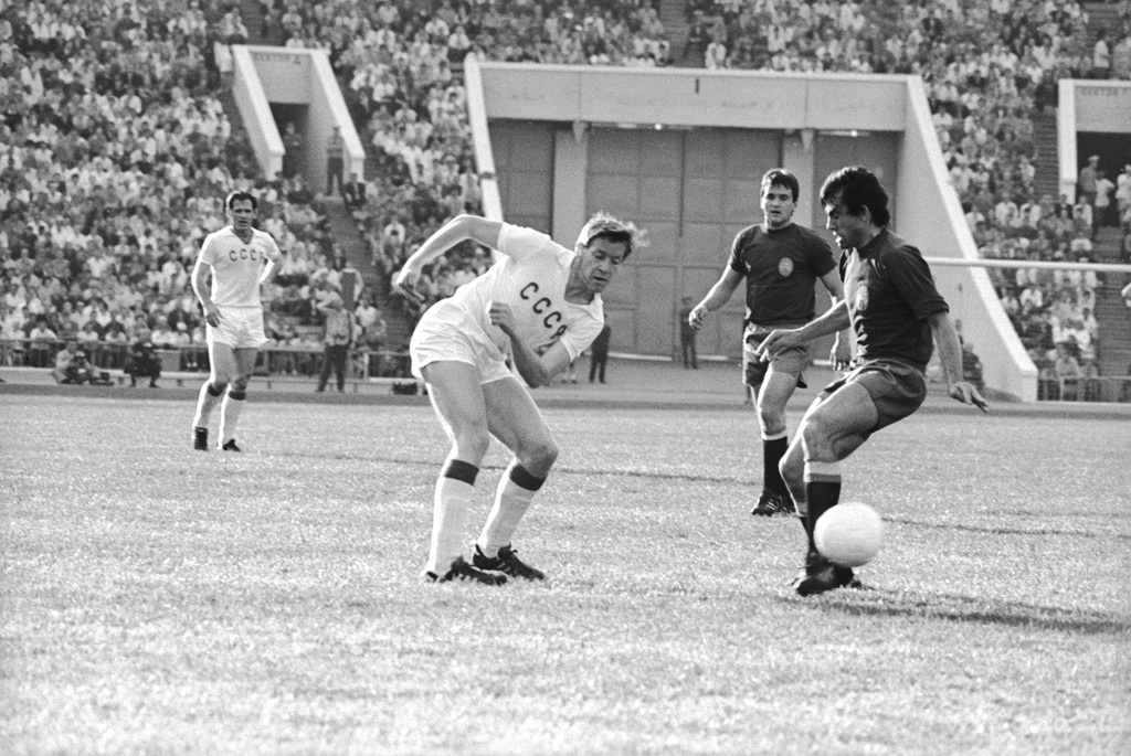 Матч между командами СССР и Испании в Лужниках, 1971 год, г. Москва. Выставка «Все на матч!» с этой фотографией.