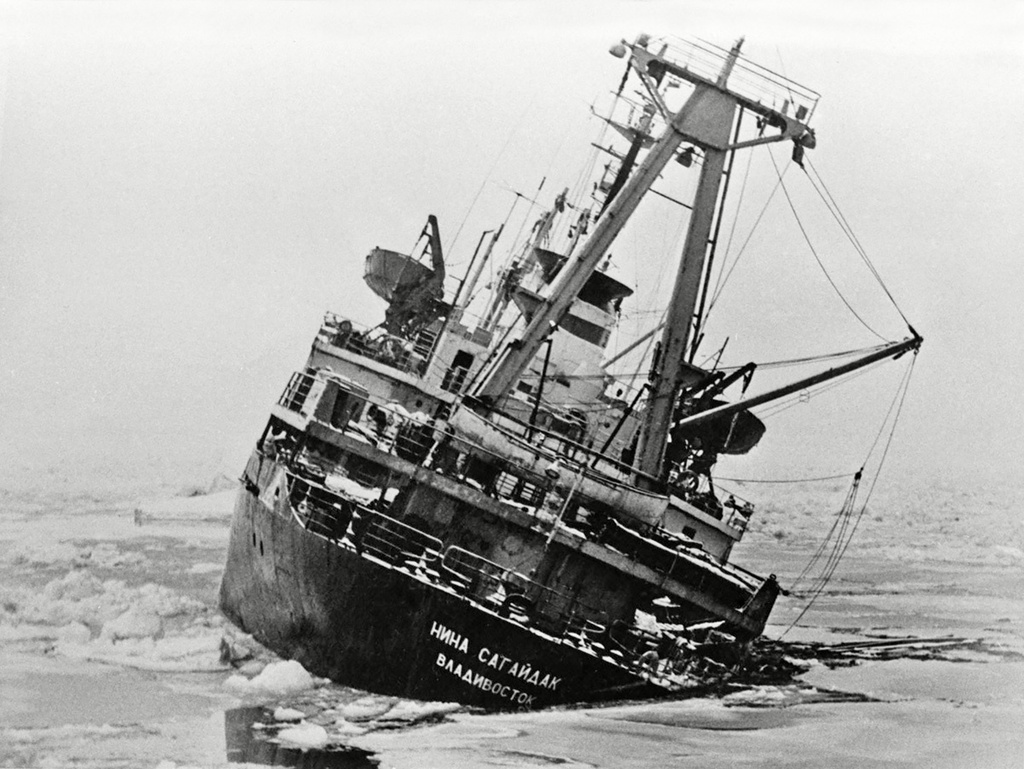Спасательная операция в Певеке. Терпит бедствие судно, раздавленное льдами, 1983 год, Чукотский АО, г. Певек