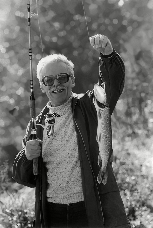 Писатель Борис Васильев демонстрирует рыбацкий трофей, 1990 год. Выставки «10 лучших фотографий рыбалки» и  «Живые классики» с этой фотографией.