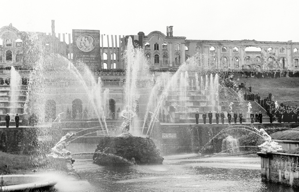 Возрожденный фонтан «Самсон», 1947 год, Ленинградская обл., г. Петродворец. В 1997 году городу возвращено название Петергоф.Выставка «Петергоф: красота побеждает» с этим снимком.&nbsp;