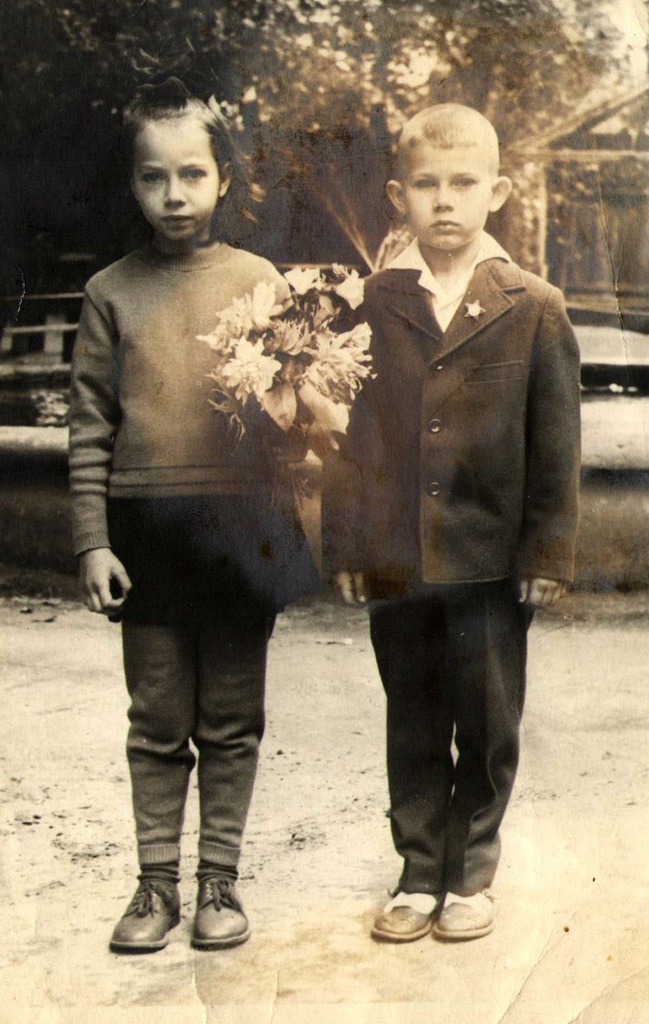 Я с братом Толиком, сентябрь - декабрь 1971, Брянская обл., г. Клинцы. «Уже без мамы...» Фотография из архива Татьяны Анатольевны Глазуновой (Старокожевой).