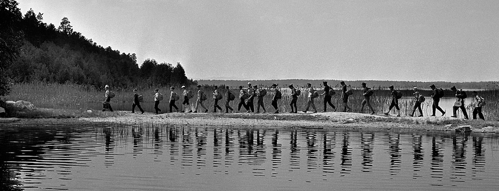 Пионерский лагерь ЧЭМК на озере Акакуль. Туристический поход, июнь - август 1966, Челябинская обл.. ЧЭМК – Челябинский электрометаллургический комбинат.Выставка «Лето 1960-х» с этой фотографией.
