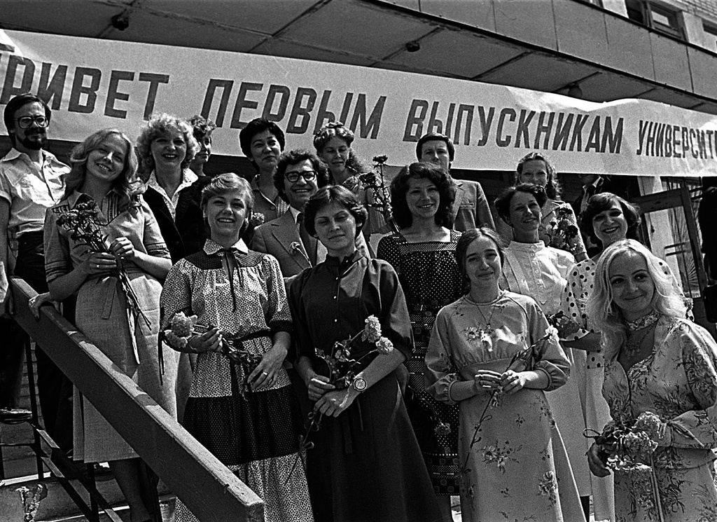 ЧелГУ. Первый выпуск, июнь 1981, г. Челябинск. Выпускники исторического и филологического факультетов после вручения дипломов: Л. Пономарева, Н. Пушнина, Л. Яблонская, А. Кокин, Г. Аубакирова, С. Жеребцов и др.