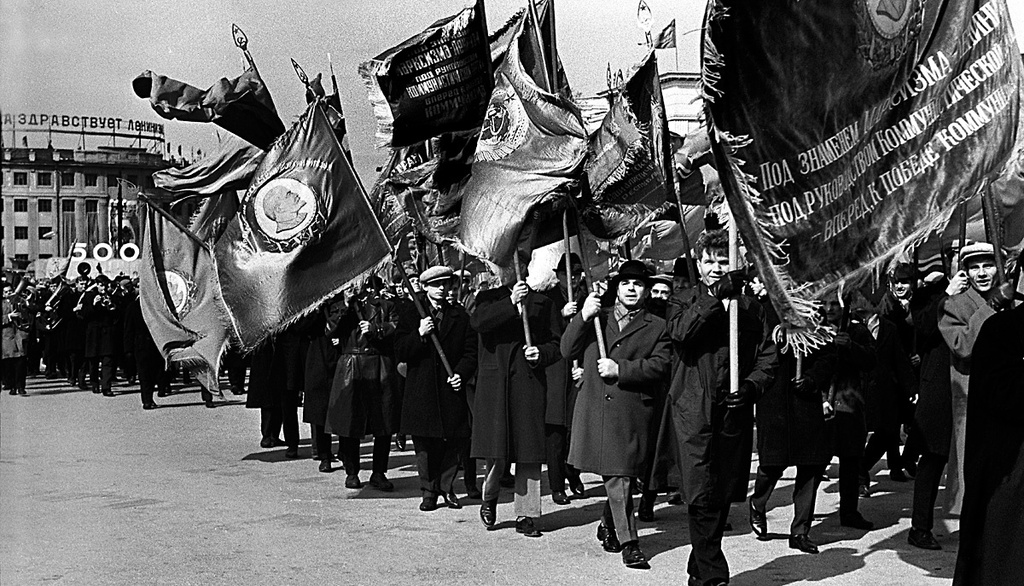 1 мая 1966. Второй съезд ВЛКСМ шествие. Шествие колонны день города фото.