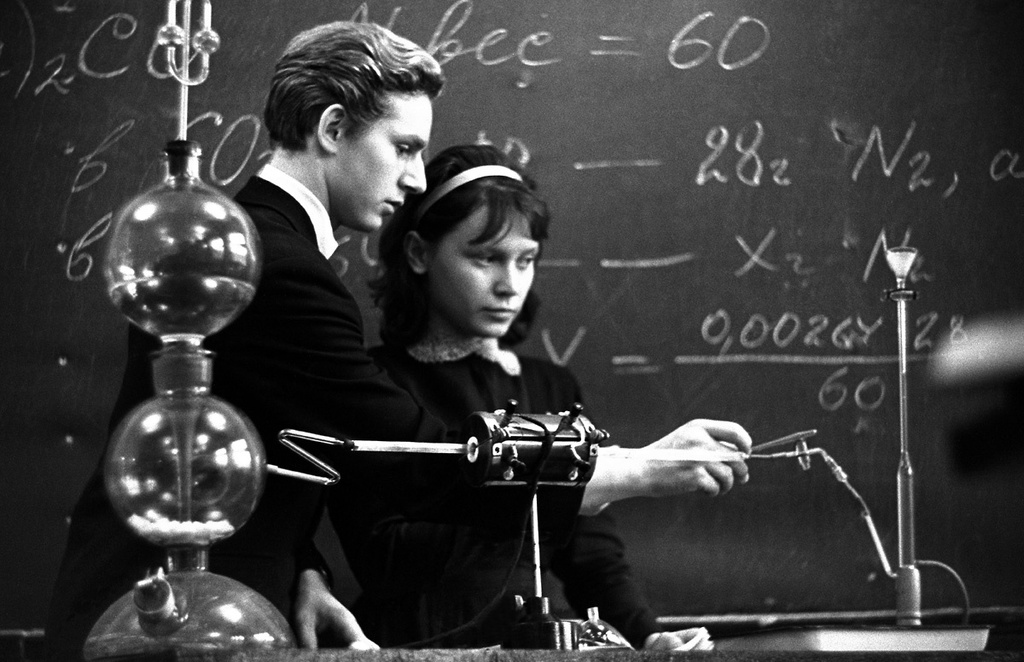 Юные любители химии при школе № 92, ноябрь 1965, г. Челябинск. Юра Томилов и Люда Турубанова проводят химический опыт.Выставка «Тянуться к знаниям» с этой фотографией.