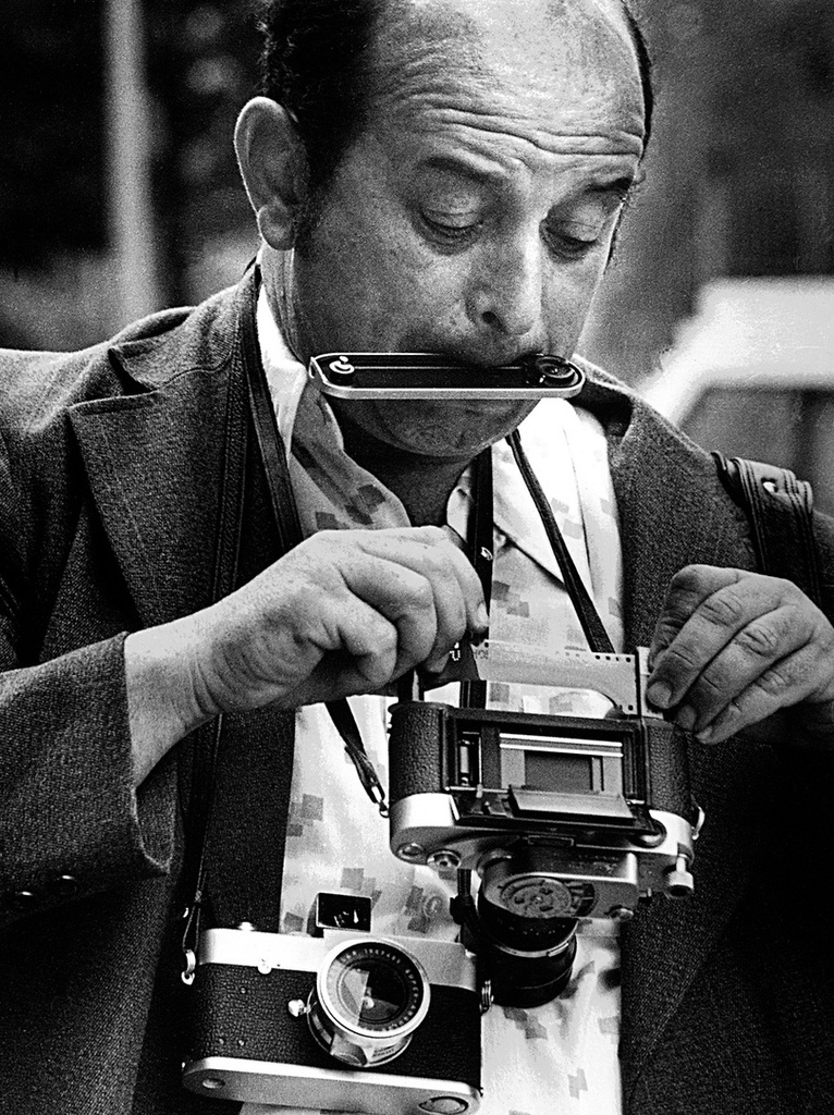 Фотокорреспондент Юрий Теуш, 1970-е, г. Челябинск. Юрий Теуш одним из первых стал преподавать в 1960-е годы фотомастерство на факультете общественных профессий в Челябинском педагогическом институте.