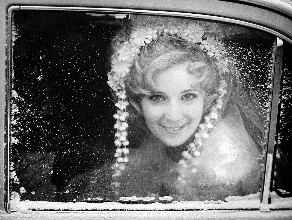 «Счастливая невеста», 1970-е, г. Челябинск. До 1974 года в области было зафиксировано сокращение количества свадеб и как следствие им снижение рождаемости. Перелом в сторону увеличения произошел в 1975 году.Выставка «10 лучших фотографий невест» с этим снимком.