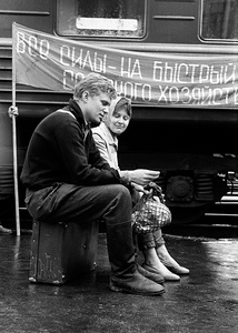 Студенты едут на помощь селу, сентябрь 1962, г. Челябинск. Сельское хозяйство в годы семилетки (1959–1965 гг.) отставало от развития промышленности. Продукция села вместо 70 % по плану увеличилась только на 15 %.Видео «Студенческие стройотряды СССР» с этой фотографией.&nbsp;