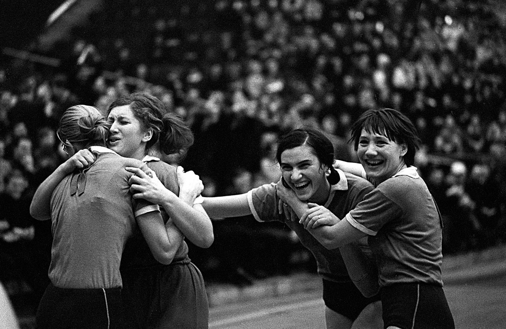 Сборная команда по волейболу. Успешная игра, 1970-е, г. Челябинск. Выставки&nbsp;«Что такое счастье?»&nbsp;и&nbsp;«Обнимите меня немедленно!» с этой фотографией.