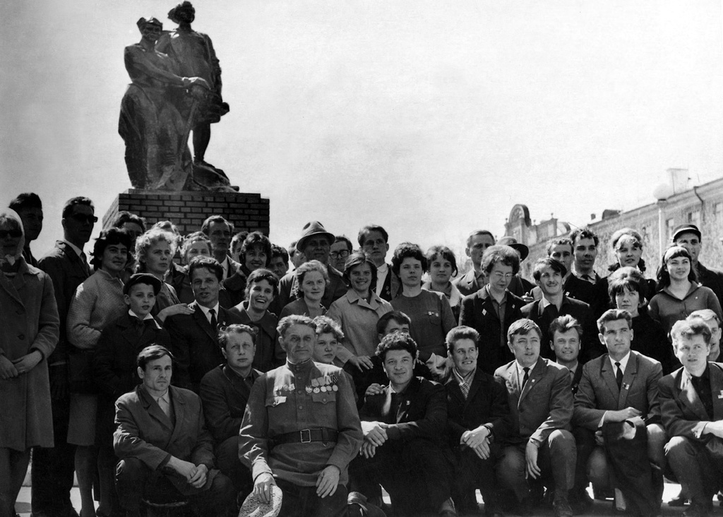 Памятник 9 мая 1966 года в магнитогорске