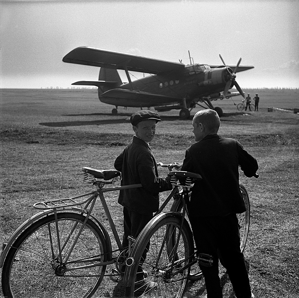 Нагайбакский район. Село Париж. На сельском летном поле, 22 апреля 1967, Челябинская обл.