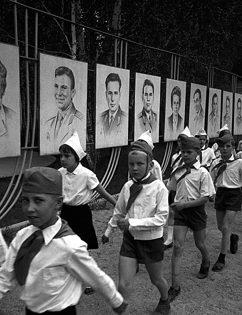 Пионерский лагерь завода ЧМЗ. Построение на линейку, 9 июня 1972, Челябинская обл.. На балансе завода в это время – 2 пионерских лагеря, кинотеатр, школы, 12 детских садов, детский Дворец и тому подобное.&nbsp;ЧМЗ – Челябинский металлургический завод, в настоящее время – Челябинский металлургический комбинат.