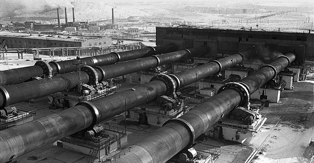 Комбинат «Магнезит». Вращающиеся печи цеха магнезитового порошка, 1976 - 1977, Челябинская обл., г. Сатка. В городе действовало два завода — металлургический(с XVIII в.) и завод по производству магнезитового кирпича (XX в.).
