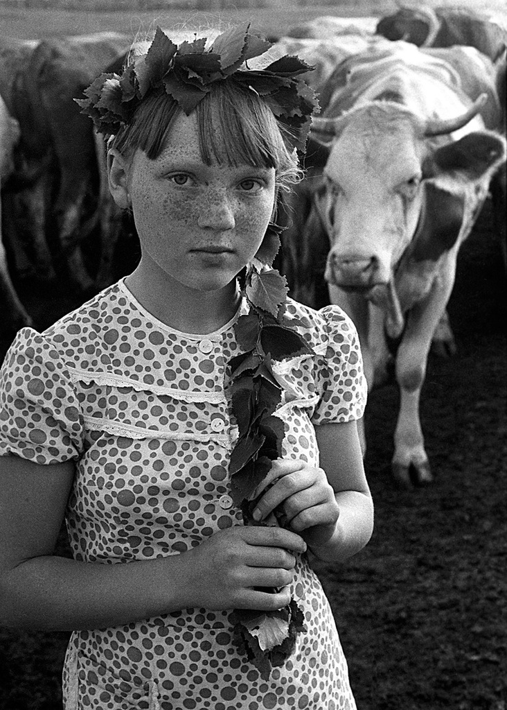 Сельская жительница, июнь 1977, Челябинская обл., Брединский р-н. Выставка «К цветку цветок...» с этой фотографией.