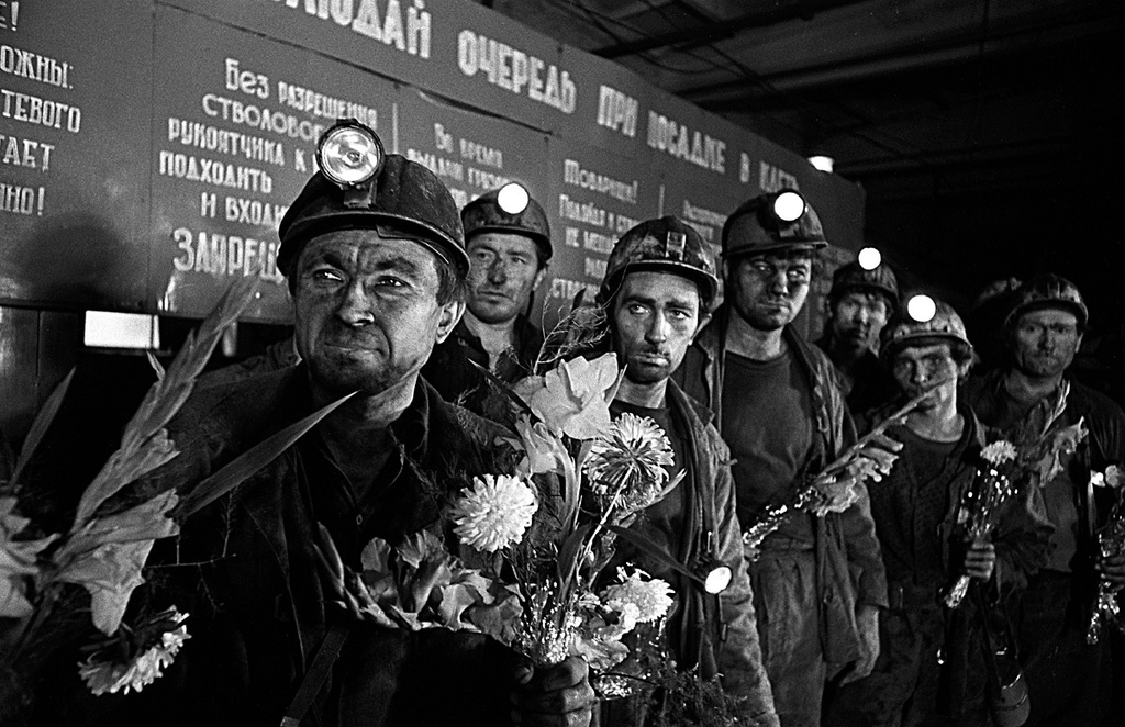 Бригада горняков шахты «Коркинская» Б. К. Бойко, сентябрь 1976, Челябинская обл., г. Коркино. Коркинские шахты и разрез в 1960—1970 гг. были наиболее продуктивными по области. Уголь шел на Южноуральскую, Троицкую ГРЭС, коммунальные службы, производство генераторного газа для металлургии.