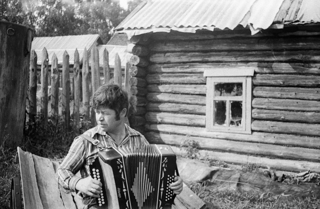 «Разливается гармонь», 16 июля 1974, Ивановская обл., с. Есиплево. Фотография из архива Ксении Александровны Смирновой.