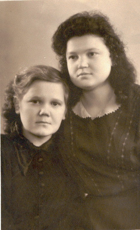 Лилия Константиновна Мурова (слева) с подругой, 19 апреля 1950, г., Ленинград. Фотография из архива Сергея Моркина.Выставка «Лица 1950-го» с этой фотографией.