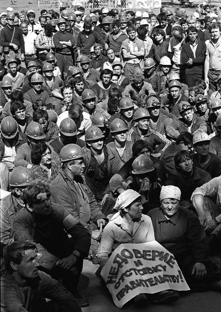 Бастуют шахтеры, июнь 1990, Челябинская обл., г. Копейск. В 1990-х годах был поднят вопрос о закрытии в области нерентабельных шахт, начались волнения среди шахтеров.Выставка «Шахтеры» с этой фотографией.